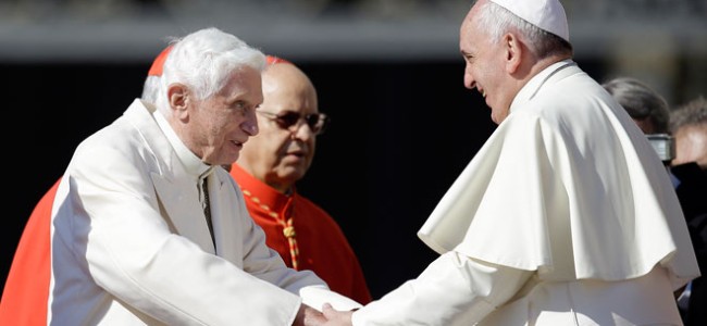 Abrazo de los dos Papas en un encuentro con adultos mayores en el Vaticano