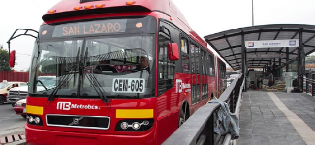 Bajar edad para que adultos mayores viajen gratis en Metrobús