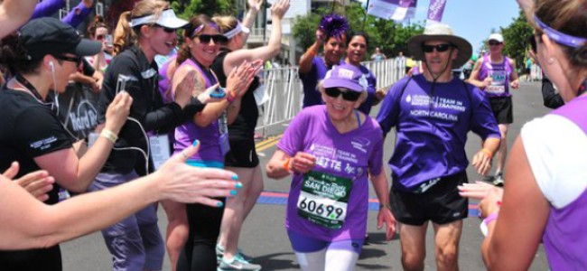 Sobreviviente de cáncer de 92 años terminó su decimosexto maratón