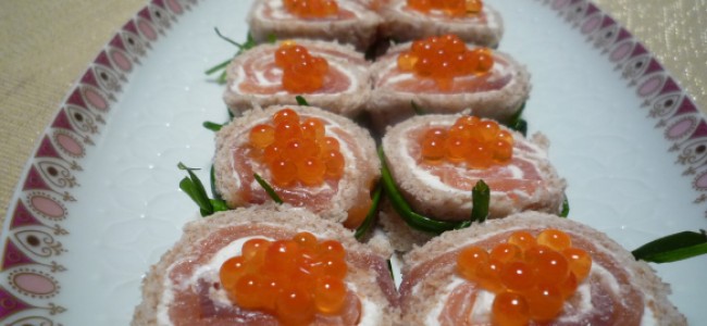 Bola de queso crema con salmón y tomatitos…botana muy chic…