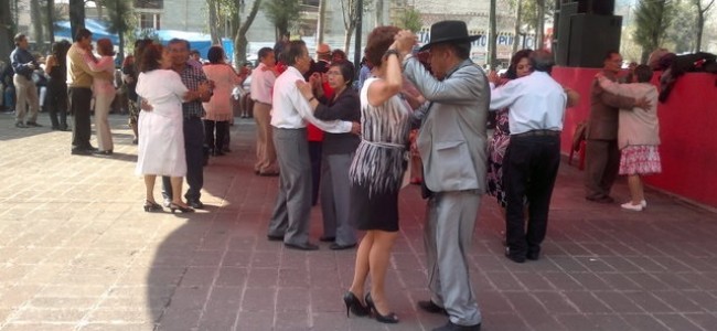 Imposibilitan a parejas de adultos mayores bailar danzón en Plaza de la Ciudadela