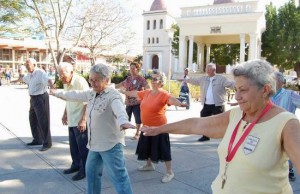 ancianos-practican-ejercicios