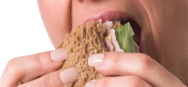 ¿Por qué debo comer despacio y masticar bien los alimentos?
