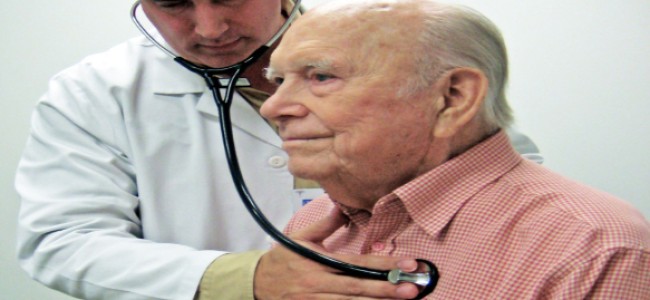 ¿Cuál es la especialidad que debe atender padecimientos del corazón en las personas mayores?