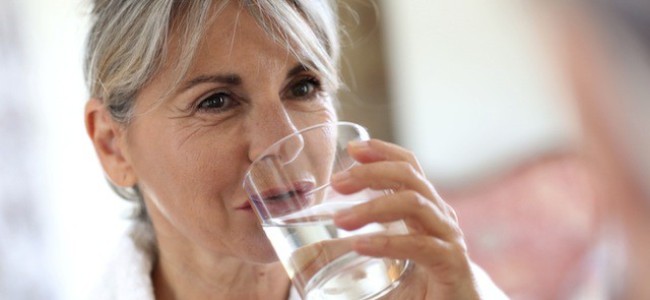 Cómo hidratarse en la tercera edad y prevenir consecuencias que afecten tu salud