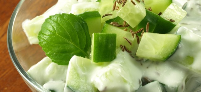 Fácil y deleitable ensalada de pepino con aderezo de yogurt