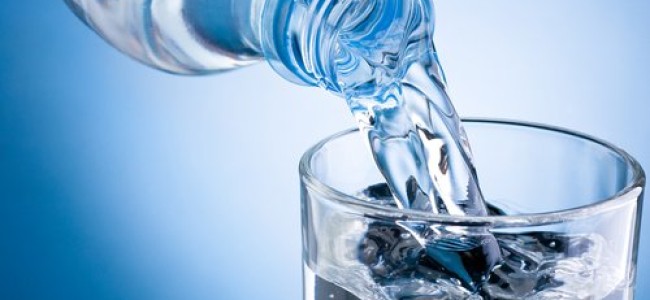 10 razones importantes  para beber agua natural