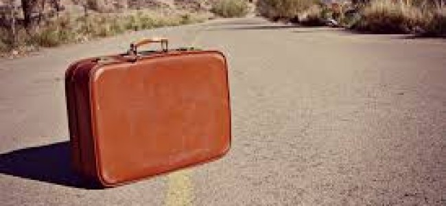 Artículos indispensables que los mayores necesitan llevar en su maleta de mano cuando viajan
